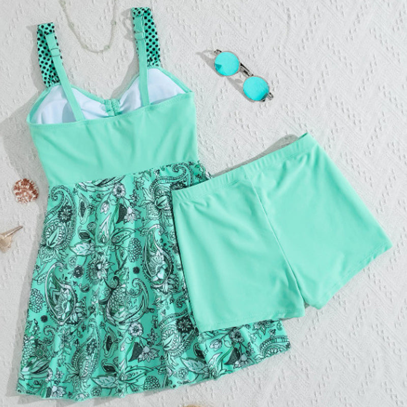 Traje de Baño de Dos Piezas: Vestido de Tirantes y Shorts de Baño Ajustados